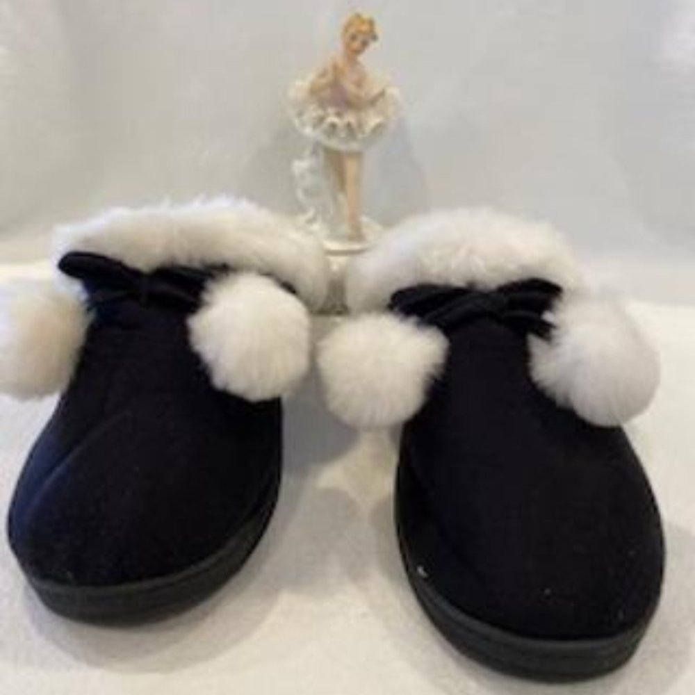 DEARFOAMS BLACK AND WHITE HOUSE SLIPPERS SIZE 7